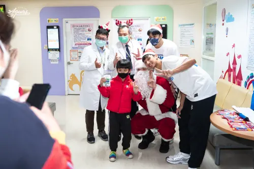 ▲國揚集團旗下高雄全家海神隊成立以來持續透過公益活動，並結合校園巡迴連結在地，回饋港都。24日由勤明慶、蘇文儒、廖偉皓首先前往兒科病房，為病童們加油打氣。（圖／海神球團提供）