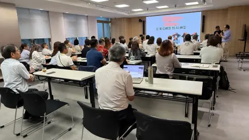 ▲陳漢威指出，如何在 AI 輔助的高效與傳統紮實的技術底蘊間取得平衡，是新一代 IT 人員面臨的價值挑戰。（圖／翻攝畫面）