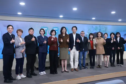 藍白救少子化！推「未來帳戶」滿18歲有30萬　她酸：聖誕節毒蘋果
