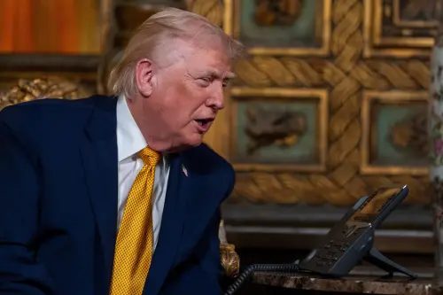 ▲川普還對小孩大玩政治梗，說煤炭「乾淨又美麗」，引用了自己競選時承諾重振化石能源產業的口號。（圖／美聯社／達志影像）