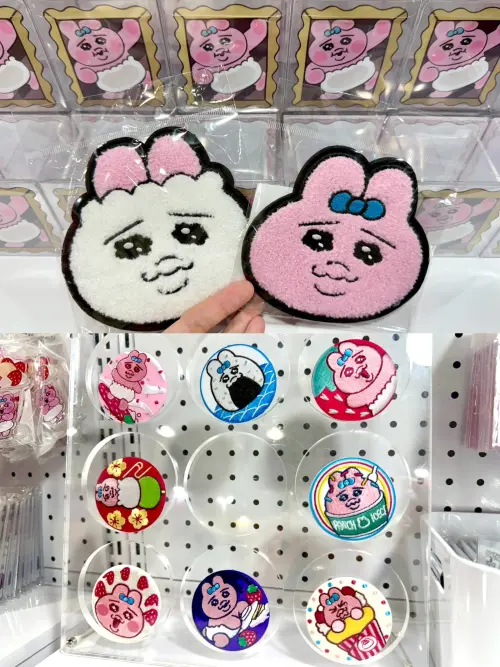 ▲官方推薦盲抽刺繡胸章、絨毛杯墊。（圖／記者蕭涵云攝）