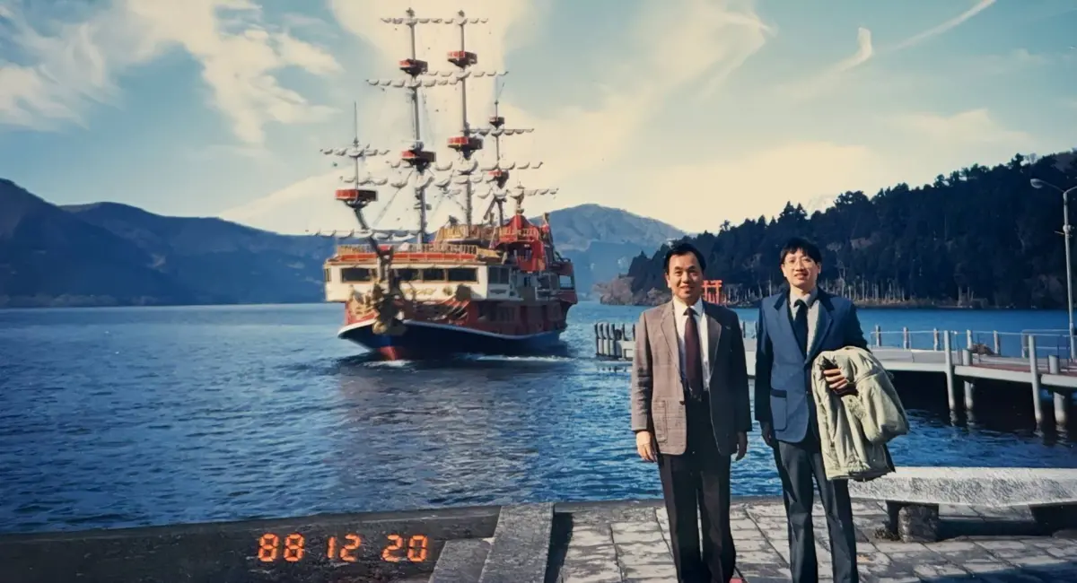 ▲新竹縣前縣長陳進興（左）辭世，現任新竹縣長楊文科（右）也曬出37年前青澀照表達追思之意。（圖／翻攝自楊文科臉書）