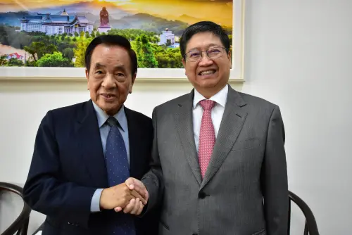 ▲新竹縣前縣長陳進興（左）於12月5日辭世，享壽93歲，新竹縣長楊文科（右）也發文悼念。（圖／翻攝自楊文科臉書）