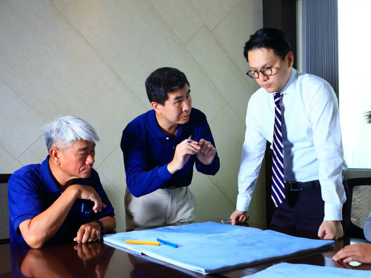 ▲三地集團宣布全面交班與重組，專業治理打造永續競爭力，右一為三地集團董事長鍾育霖。（圖／三地集團提供）