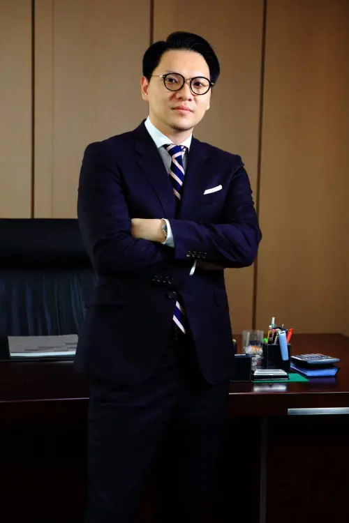 ▲三地集團未來將經營重任交由第二代接班人鍾育霖接棒，出任三地集團董事長，集團將全面導入專業經理人制度。（圖／三地集團提供）