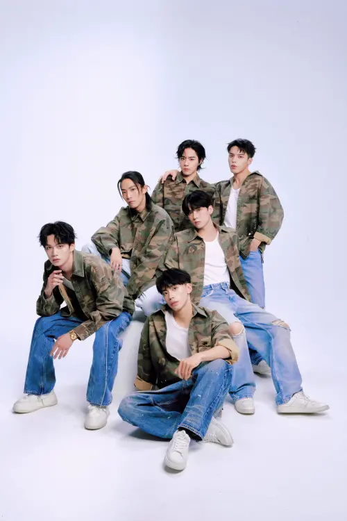 ▲Ozone拍給粉絲的珍藏證件照，走粗獷的運動風，是不一樣的新嘗試。佳辰（後排左)、哲言（後排右)、煥鈞（中間左）、祖安（中間右）、子翔（前排左）、文廷（前排右）。（圖／索尼音樂提供）&nbsp;