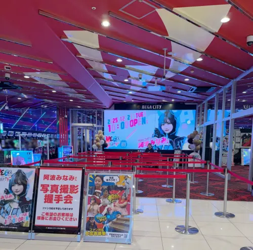 ▲日本寫真女星簽名會0人到場！本尊淒涼呆坐　鼻酸畫面曝光反爆紅（圖／阿波南X@miiitan_n）