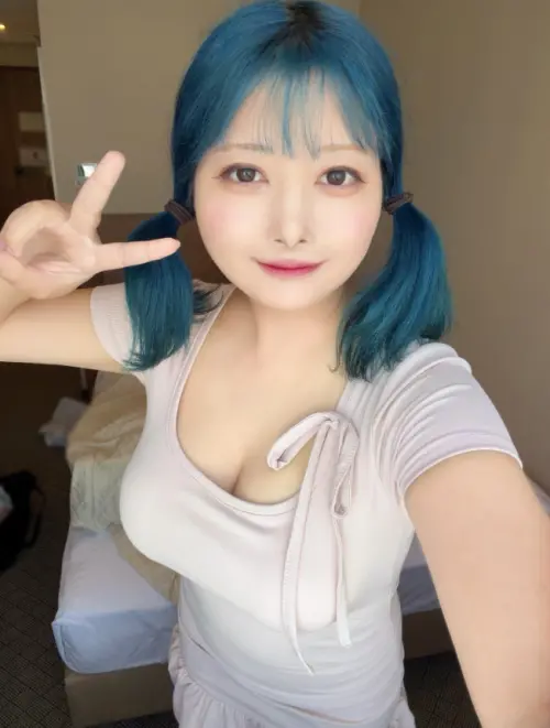 ▲日本寫真女星簽名會0人到場！本尊淒涼呆坐　鼻酸畫面曝光反爆紅（圖／阿波南X@miiitan_n）