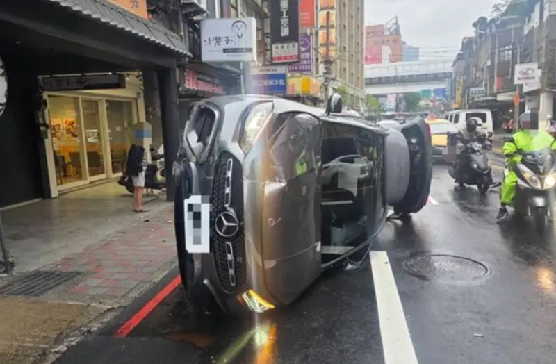 板橋女駕駛恍神撞電信箱！200萬賓士側翻躺路中央　自行爬出脫困