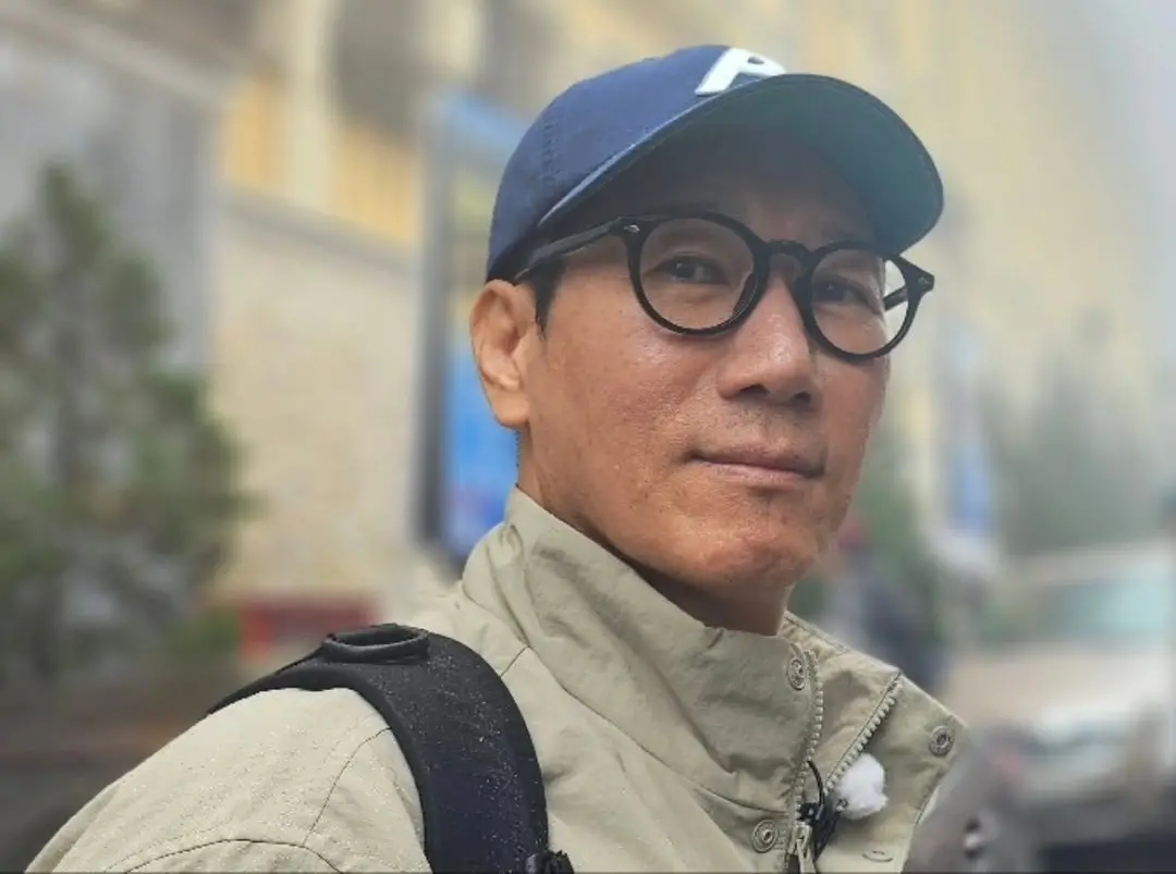 ▲節目《Running Man》主持人池錫辰（如圖）媽媽於平安夜辭世，好友劉在錫與金鍾國今天到靈堂致意陪伴好兄弟。（圖／IG@jeeseokjin）