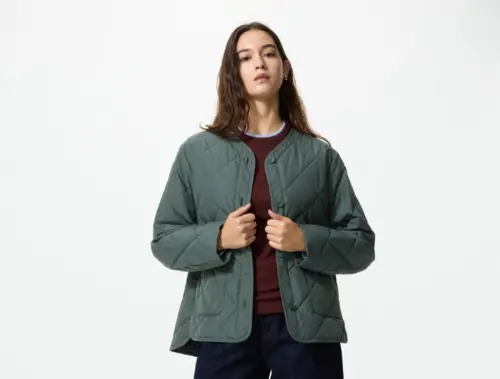 ▲絎縫外套最大特點在於菱格、直線或波浪紋圖紋，這些縫線讓外套呈現凹凸立體感，視覺上展現規律線條，更加時尚又有美感。（圖／台灣UNIQLO官網）