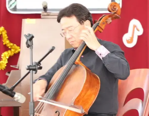 ▲大提琴家張正傑演奏的情形。(圖／中鋼公司提供)