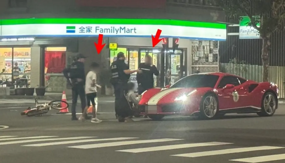 ▲台南北區路口24日晚間發生事故，11歲男童騎UBike左轉時與法拉利擦撞，跑車車頭刮花，維修費可能相當可觀。（圖／翻攝台南大小事）