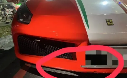 ▲台南北區路口24日晚間發生事故，11歲男童騎UBike左轉時與法拉利擦撞，跑車車頭刮花，維修費可能相當可觀。（圖／翻攝畫面）