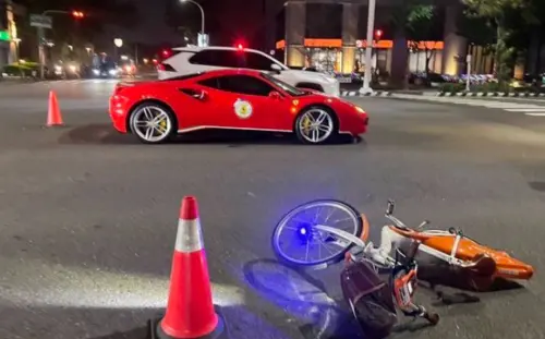 ▲台南北區路口24日晚間發生事故，11歲男童騎UBike左轉時與法拉利擦撞，跑車車頭刮花，維修費可能相當可觀。（圖／翻攝畫面）