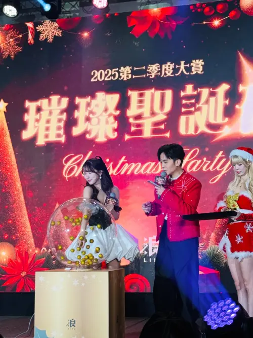 ▲▼三上悠亞（上下圖左）受某公司邀請擔任抽獎嘉賓，右為主持人黃豪平。（圖／黃豪平IG＠smaljohn）