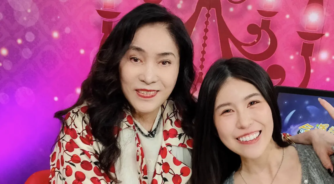 ▲75歲資深藝人李亞萍（左）罹患失智，今（25）日她與余祥銓、柔柔（右）登上談話節目《11點熱吵店》，透露前陣子連續出2次車禍：「要開刀怎麼辦？」一旁的兒子余祥銓則表示已限制她上路出門，心情相當不捨。（圖／鴻凱娛樂提供）