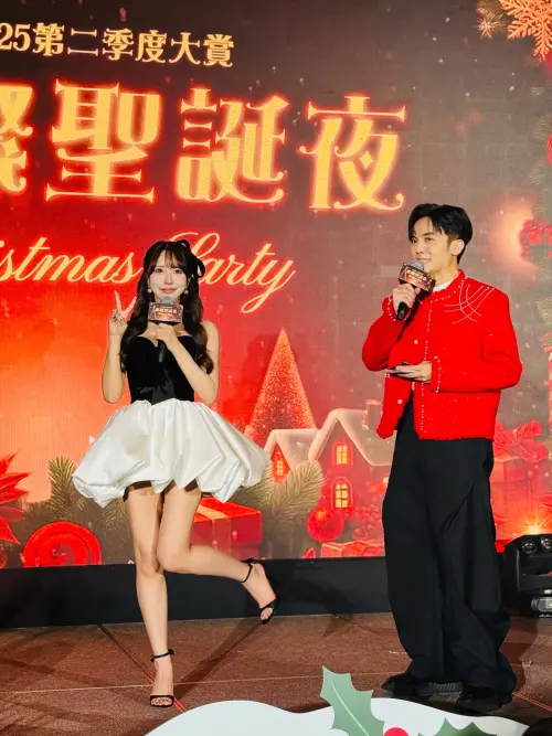 ▲▼三上悠亞（上下圖左）受某公司邀請擔任抽獎嘉賓，右為主持人黃豪平。（圖／黃豪平IG＠smaljohn）