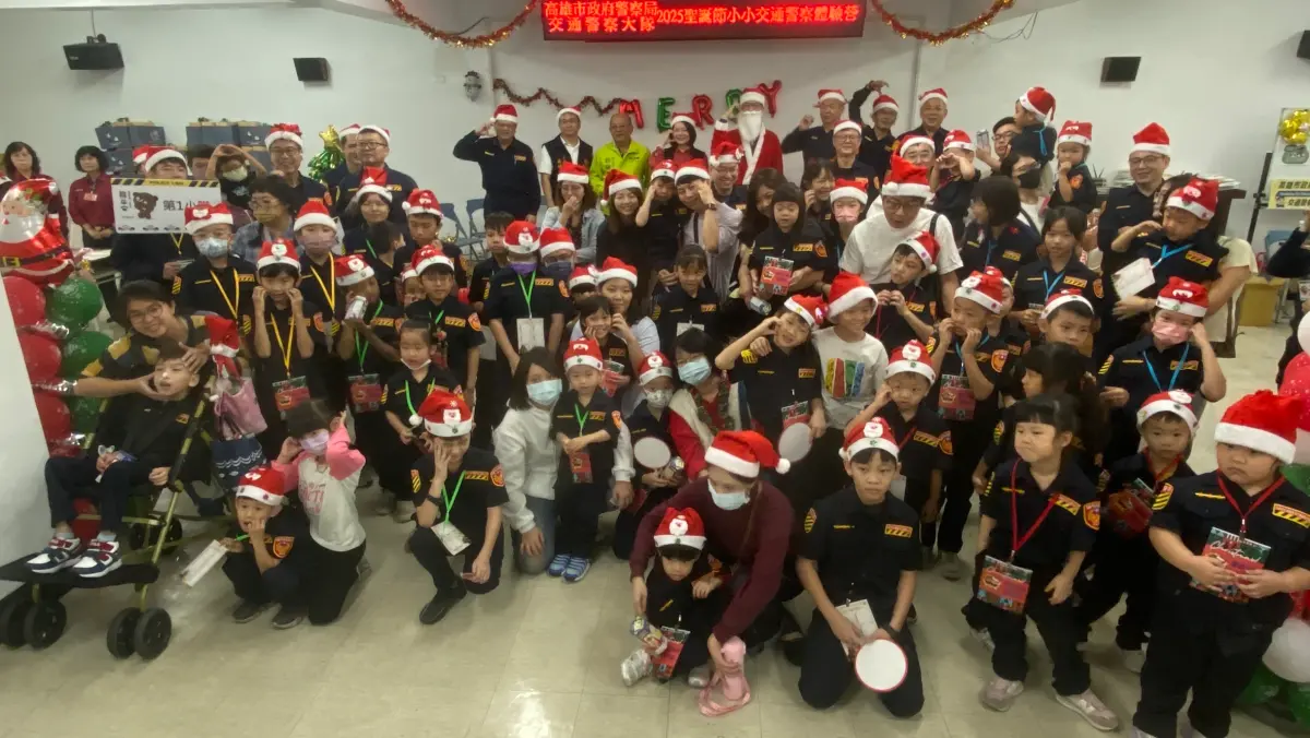▲ 高雄市政府警察局交通警察大隊也利用12月25日行憲紀念日假期，特別舉辦「2025聖誕節-小小交通警察體驗營」，希望藉由節慶氣氛拉近與市民的距離。（圖／高市警局交通大隊提供）