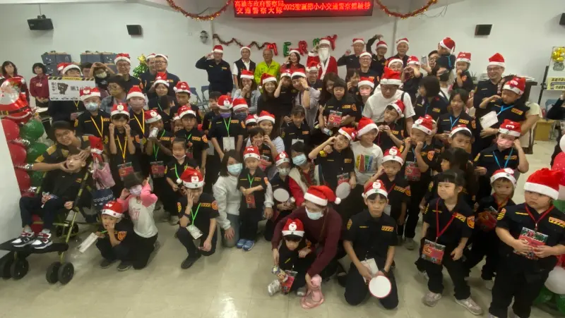 ▲ 高雄市政府警察局交通警察大隊也利用12月25日行憲紀念日假期，特別舉辦「2025聖誕節-小小交通警察體驗營」，希望藉由節慶氣氛拉近與市民的距離。（圖／高市警局交通大隊提供）