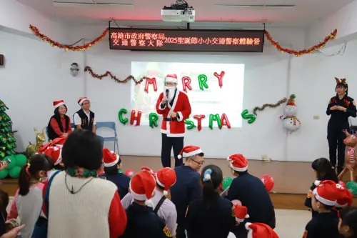 ▲ 交通警察大隊大隊長黃元民扮演聖誕老公公驚喜現身，親自分送聖誕禮物與小小交警同樂，讓現場小朋友驚呼連連。（圖／高市警局交通大隊提供）