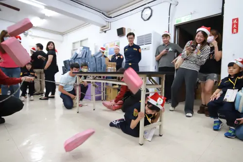 ▲ 因應近期社會安全事件，活動中也特別教導小朋友牢記「跑、躲、報」口訣，提升自我保護能力。（圖／高市警局交通大隊提供）