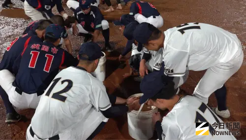 影／台日高中棒球「吸水交流」！平鎮、九州球員化身球僮搶救球場
