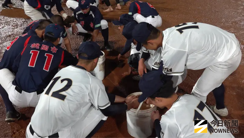 ▲平鎮高中、九州聯隊球員一同進入新莊球場內野紅土區，化身「球僮」，一起協助場務人員搶救球場。（圖／記者陳云茹攝,2025.12.25）