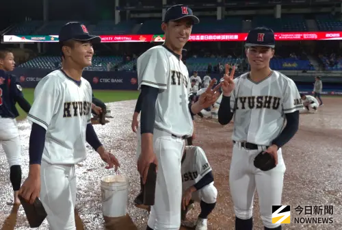 ▲日本九州聯隊球員一同進入新莊球場內野紅土區，化身「球僮」，一起協助場務人員搶救球場。（圖／記者陳云茹攝,2025.12.25）