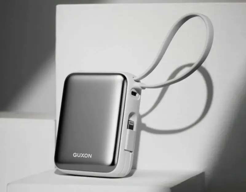 行動電源充電突爆炸自燃！消防員急喊：別用滅火器　官方出面召回