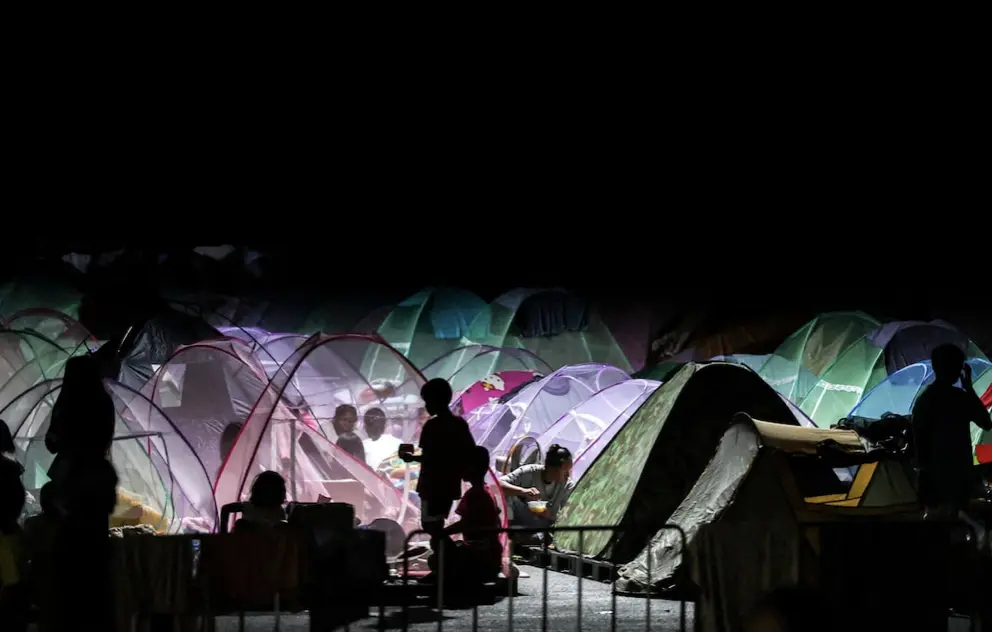 ▲泰柬邊境衝突造成逾百萬人流離失所，撤離民眾夜宿臨時收容點。（圖／路透社／達志影像）