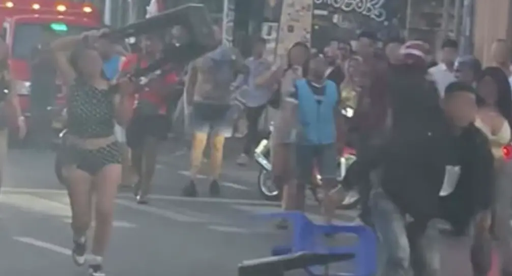 ▲泰國普吉芭東鬧區清晨傳出外籍男子疑掌摑泰女，民眾拍下雙方拿椅追逐對峙的畫面在網路瘋傳。（圖／翻攝自Facebook＠Jeerawut Wangnurak）