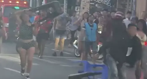 椅子滿天飛！普吉島芭東清晨爆混戰　外籍男掌摑泰女引爆街頭追逐
