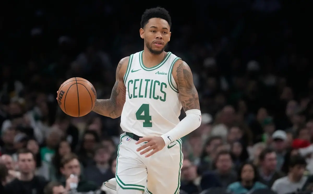 ▲波士頓塞爾提克戰績18勝11敗，高居東區第三，迫使管理層重新思考在2月5日NBA交易截止日前，究竟該保守應對，還是果斷出手。如過他們想要補強衝擊季後賽，目前手中握有最具彈性的交易籌碼事後衛西蒙斯（Anfernee Simons）。（圖／美聯社／達志影像）