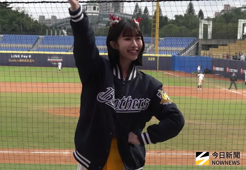 台日高中棒球對抗賽／冷氣團不減球迷熱情、看台爆滿！搶PS髮香區