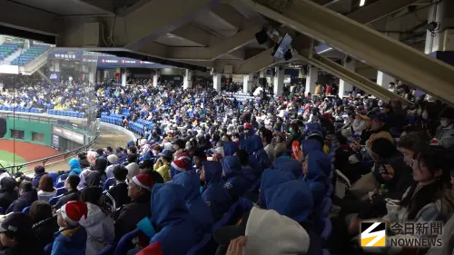 ▲「中信盃台日高中棒球對抗」今日開打，首日賽事湧入破9成球迷進場看球，場邊Passion Sisters現身應援也成為話題。（圖／記者陳云茹攝,2025.12.25）