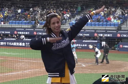 ▲「中信盃台日高中棒球對抗」今日開打，中信兄弟啦啦隊Passion Sisters現身應援，成為場邊焦點，午場賽事共湧入4500人進場觀賽。（圖／記者陳云茹攝,2025.12.25）