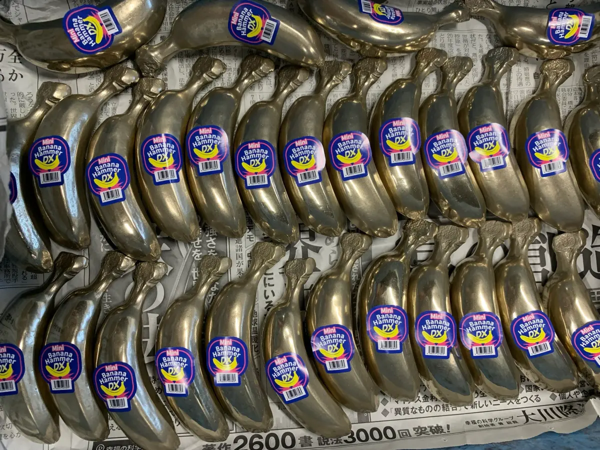 ▲日本廣島縣公司「IRON FACTORY IKEDA」推出鋼鐵製成的「香蕉鐵鎚DX」，在台灣非常受到歡迎，今年聖誕節期間在台灣又賣出了1500支。（圖／翻攝自X@IRON_IKEDA）