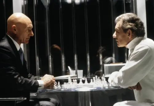 ▲元祖版「X教授」派屈克史都華（左）與「萬磁王」伊恩麥克連（右），都會在《復仇者聯盟：末日崛起》出現。（圖／摘自screencrush）