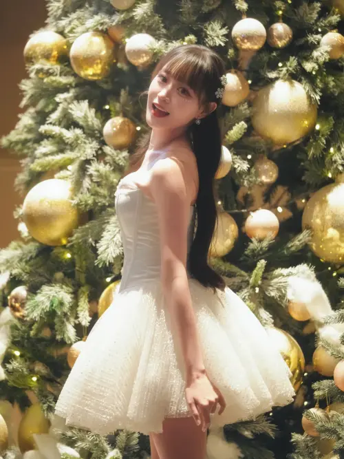 ▲▼邊荷律的聖誕節應景照小秀性感，讓人一飽眼福。（圖／변하율 / 邊荷律IG@yuling34）