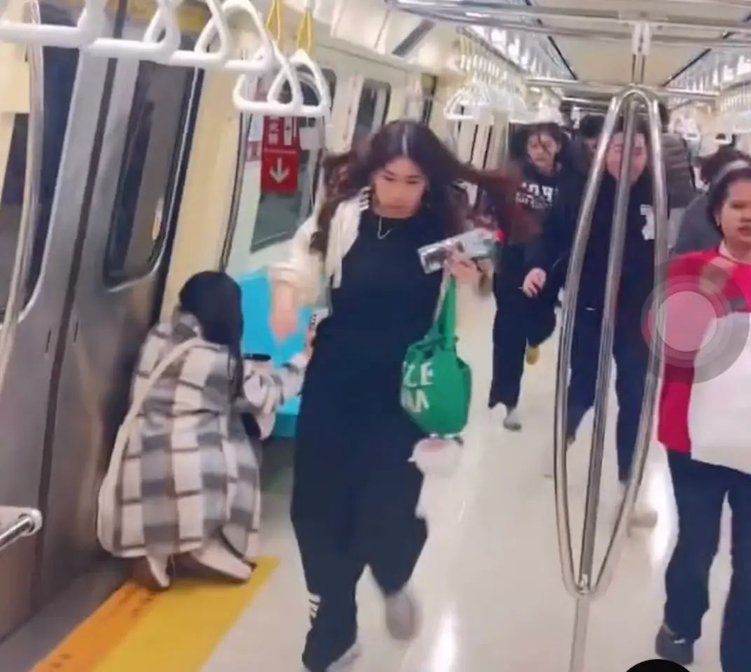 ▲ 北捷淡水信義線北門站列車上，一名男子情緒失控持雨傘敲打車窗，乘客驚慌走避，一名70多歲婦人跌倒送醫。（圖／翻攝Threads hcw0928）