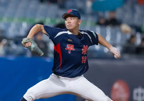 ▲平鎮高中吳丞顥面對九州聯隊後援2局，雖然失1分，另外送出3次三振。（圖／中華棒協提供）