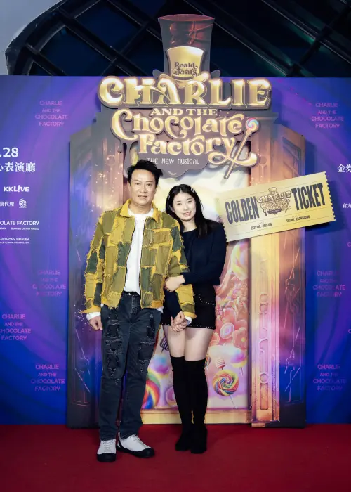 ▲台灣女婿劉錫明（左）帶著22歲女兒劉安晴（右），現身台北流行音樂中心欣賞百老匯音樂劇《巧克力冒險工廠》，驚豔全場。女兒未來也想走演藝圈，劉錫明期許女兒可以是全方位藝人。（圖／華文環球藝術娛樂提供）
