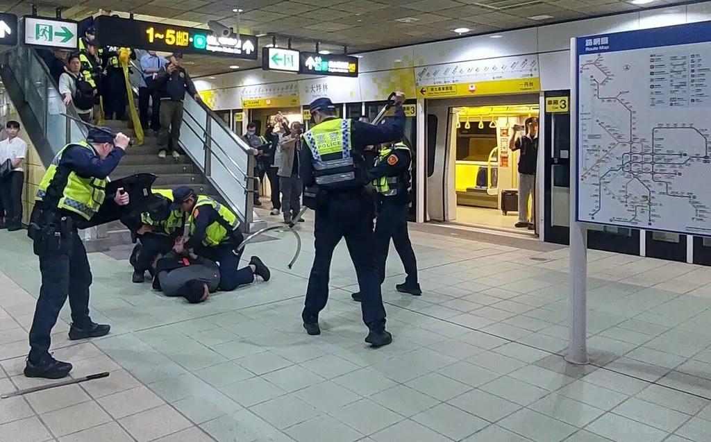 ▲新北捷運公司執行「114年度環狀線多重災害模擬演練」，模擬列車發生歹徒隨機持刀攻擊及投擲煙霧彈的情境。（圖／新北捷運公司）