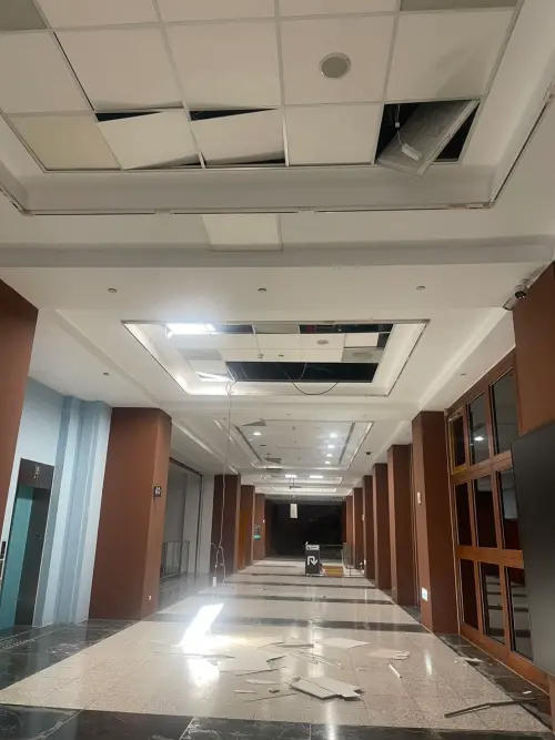 ▲史前館康樂本館廊道輕鋼架受強震影響產生錯位掉落情況。（圖／史前館）