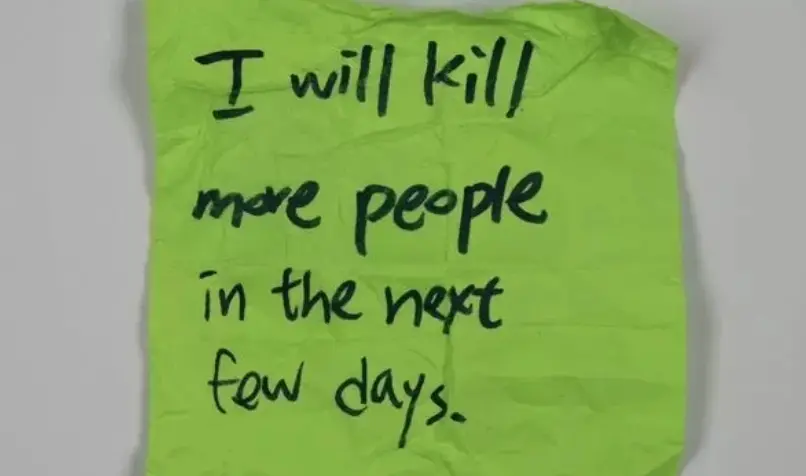 ▲誠品南西店外25日發現英文恐嚇紙條，內容揚言數日內殺害更多人，民眾通報警方。警方不敢大意，已列案並調閱監視器追查張貼者身分與動機。（圖／翻攝畫面）