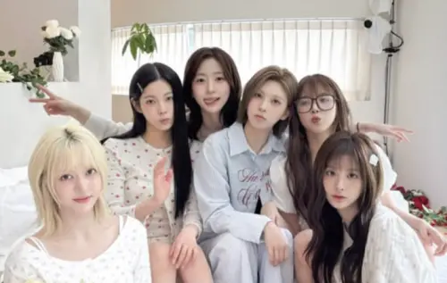 ▲Bae（上排右二）在《Dope Club》節目中，重現當年被JYP娛樂星探發掘的過程，朋友神助攻推薦她加入JYP。（圖／IG@nmixx_official）