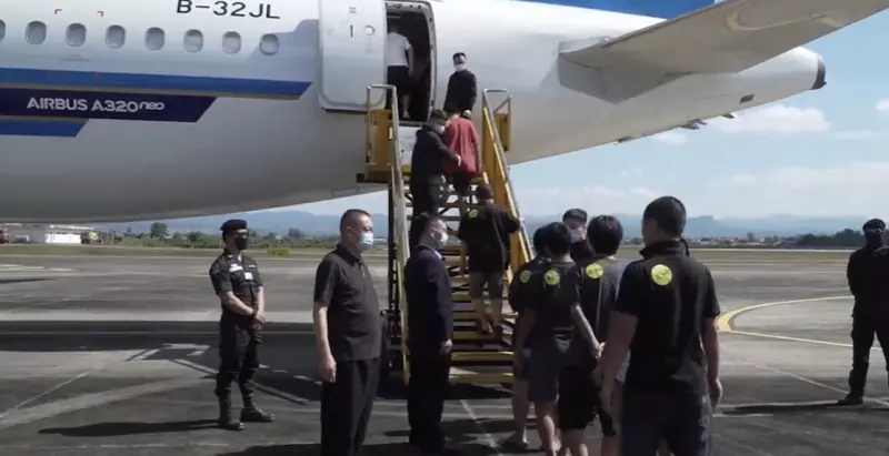 ▲涉及電信詐騙案件的中國籍嫌犯,日前在多國合作下被押解回國。(圖/翻攝自央視)