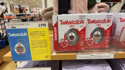 ▲UNIQLO最近跟即將滿30週年的塔麻可吉電子雞合作，推出聯名電子雞以及服飾，日本UNIQLO已經開賣！（圖/Threads）