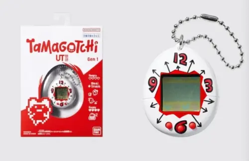 ▲UNIQLO最近跟即將滿30週年的塔麻可吉電子雞合作，推出聯名電子雞以及服飾，日本UNIQLO已經開賣！（圖/Threads）